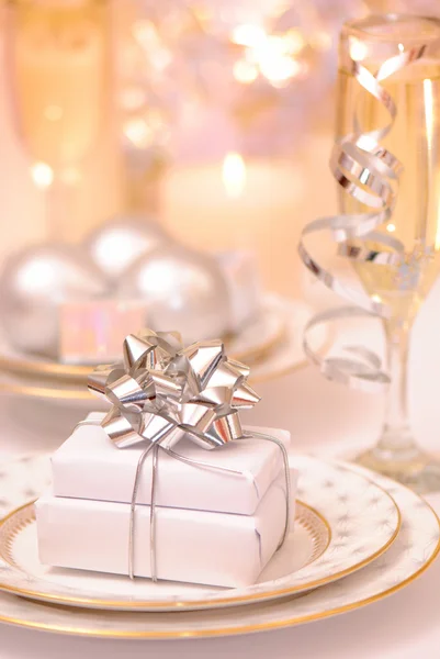 Tischdecken mit Geschenken — Stockfoto