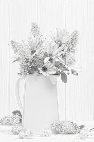 Vaso esboçado de flores — Fotografia de Stock