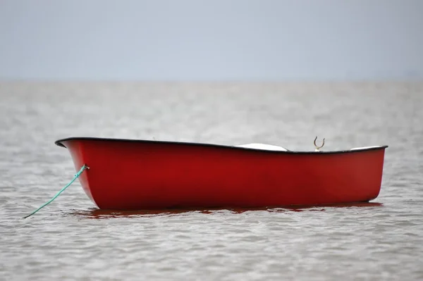 Magányos piros csónak — Stock Fotó