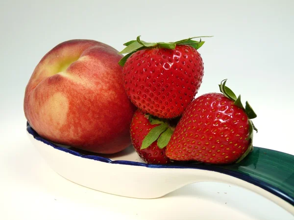딸기와 복숭아 — 스톡 사진