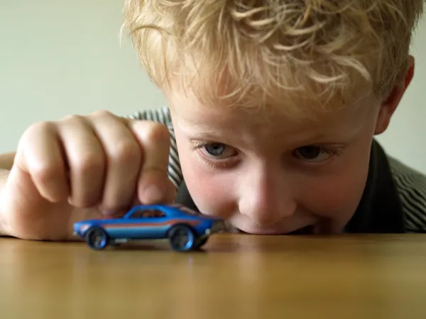 Мальчик с игрушечной машиной — стоковое фото