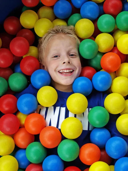 Хлопчик у веселих кулях — стокове фото
