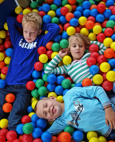 Les enfants dans des boules amusantes — Photo
