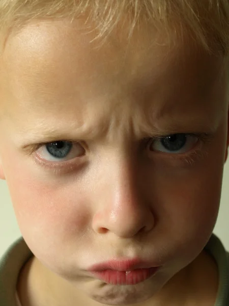 Сердитий хлопчик — стокове фото