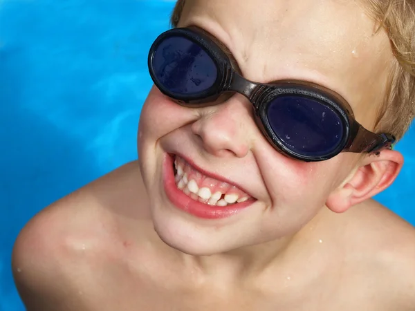 在游泳池中的男孩 — 图库照片