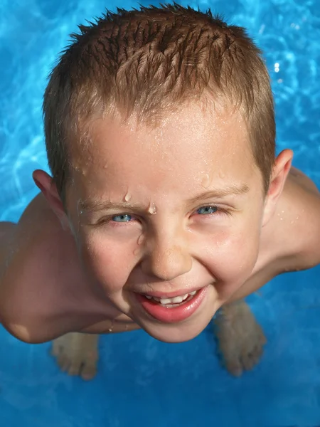 在游泳池中的儿童 — 图库照片