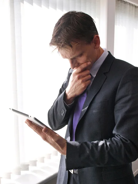 Man holding an ipad — Stock Photo, Image