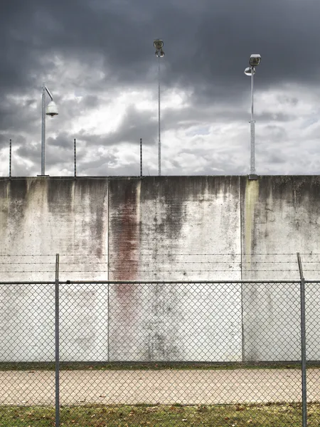 Тюремная стена — стоковое фото