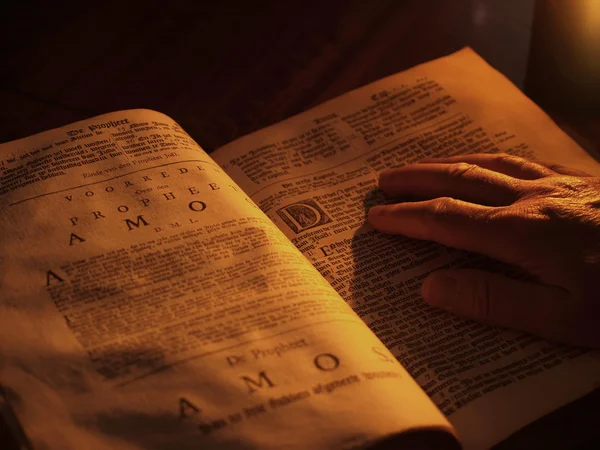 Gamla Bibeln med levande ljus — Stockfoto