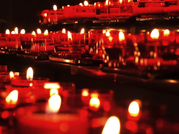 Свечи горят в церкви — стоковое фото