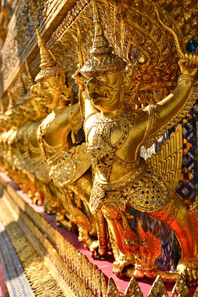 Garuda in wat pra keaw thThailand — стоковое фото