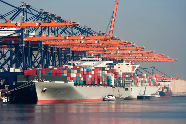 Containerschiffe im Hafen — Stockfoto