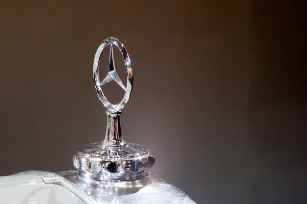 Mercedes benz znak — Zdjęcie stockowe