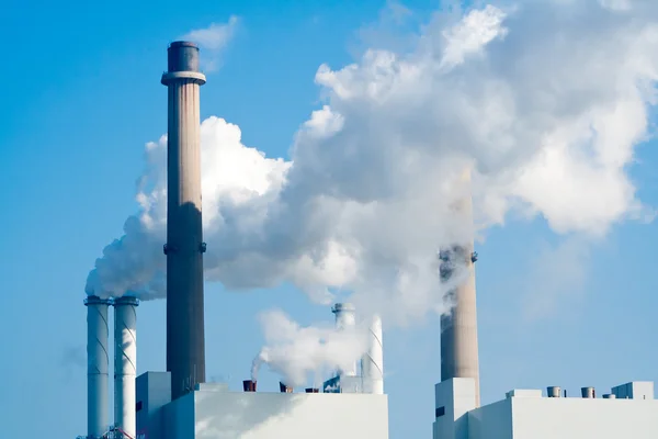 Rury dym fabryka emisji — Zdjęcie stockowe