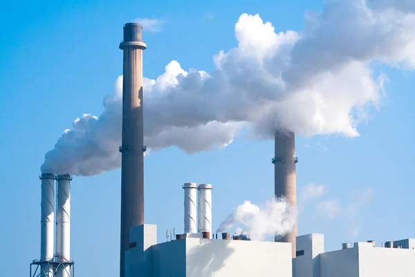 Cső gyári füst kibocsátás — Stock Fotó