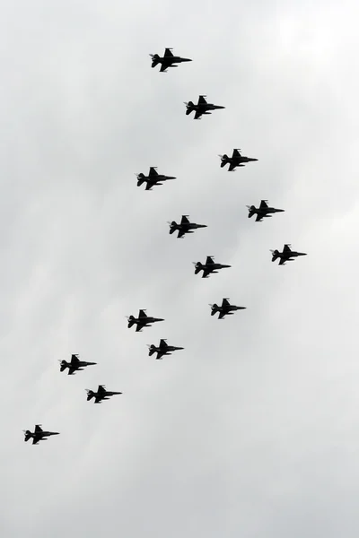 F-16 terbang melewati — Stok Foto