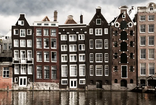 Дома на каналах Амстердама — стоковое фото