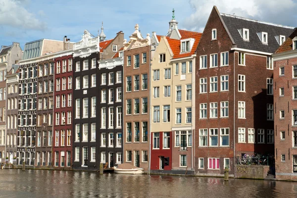 Дома на каналах Амстердама — стоковое фото