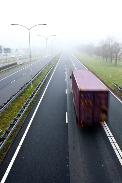 Туман на шоссе — стоковое фото