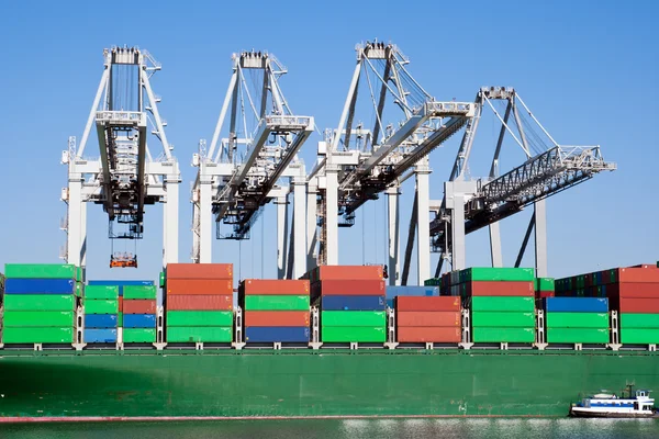 Container schip in de haven — Stockfoto