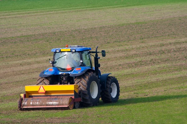 Tractor cultivating — Stock Photo, Image