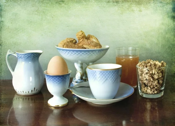 Morning buffet: espresso, milk and muesli, boiled egg, juice — Stock Photo, Image
