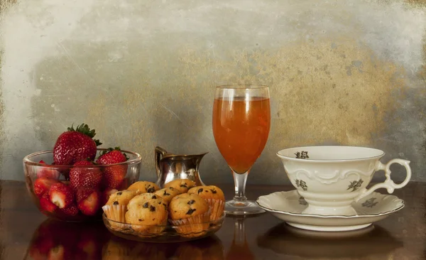 Pequeno-almoço continental, café, sumo, muffins, morangos — Fotografia de Stock