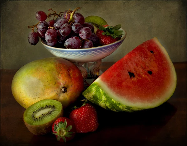 ブドウ トレイと新鮮な果物の古典的な静物画 — ストック写真