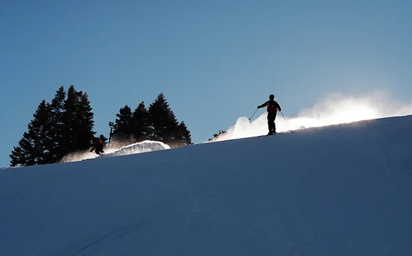 Podsvícený lyžaři — Stock fotografie