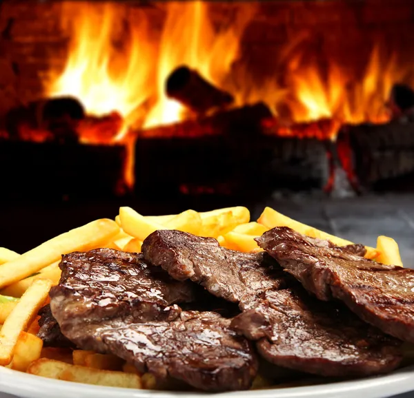 Geroosterd rundvlees met frietjes — Stockfoto