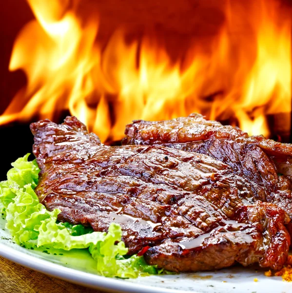 Barbecue sul fuoco caldo — Foto Stock