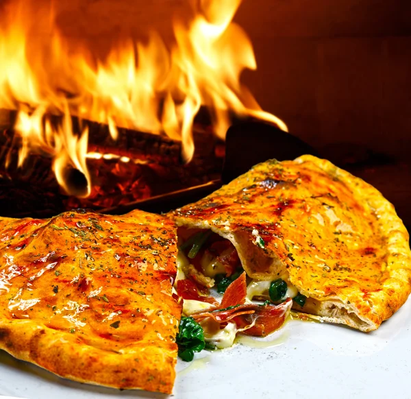 Pizza calzone — Stock fotografie