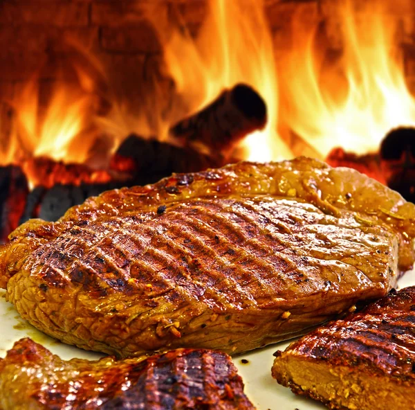 Barbecue op hete flaming — Stockfoto