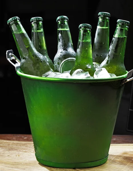 Balde de gelo com cerveja — Fotografia de Stock