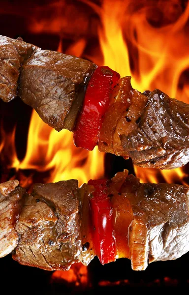 Barbecue op hete flaming — Stockfoto