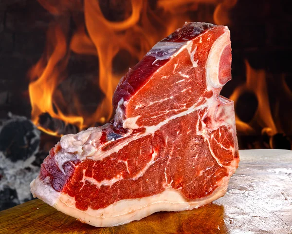 Порежь мясо на кости. — стоковое фото