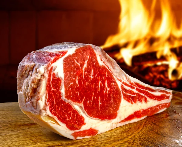 Cut the meat on the bone — Stock Photo, Image