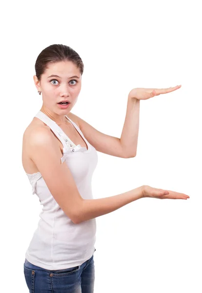 Verrast meisje toont haar handen de omvang van de geïsoleerde op wit — Stockfoto