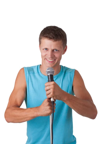 Muskularny mężczyzna śpiewa do mikrofonu na białym tle — Zdjęcie stockowe