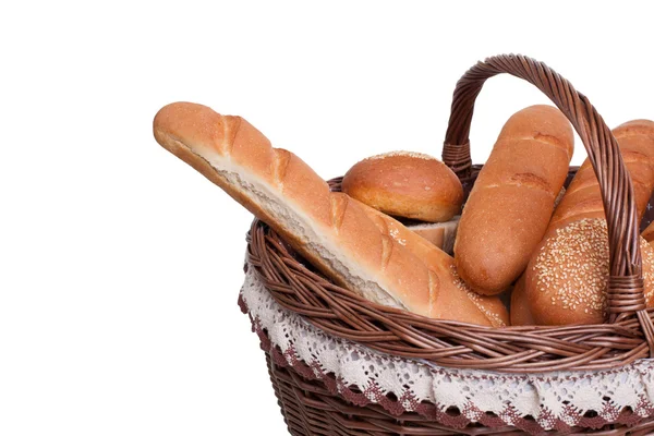 Arranjo de pão em cesto isolado sobre fundo branco — Fotografia de Stock