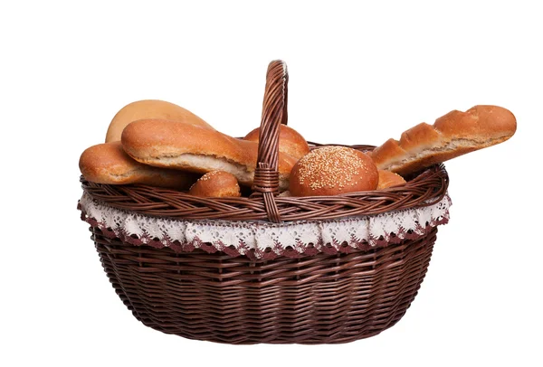 Arrangemang av bröd i korg isolerad på vit bakgrund — Stockfoto