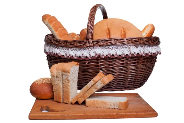 Хлеб на доске за корзиной — стоковое фото