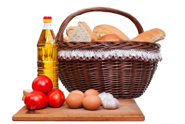 Ingredience pro snídani: rajčata, vejce, česnek, chléb — Stock fotografie