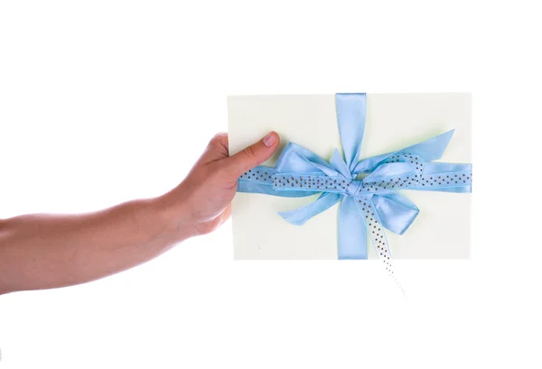 Kuvertet med blått band i hennes hand isolerad på vit — Stockfoto