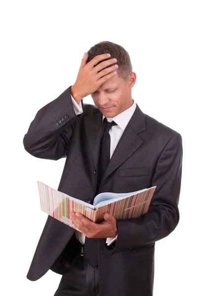 Affärsman chockad av poster i anteckningsboken — Stockfoto