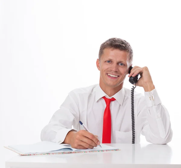 Χαμογελαστός άνθρωπος των επιχειρήσεων λαμβάνει ένα τηλεφώνημα — Φωτογραφία Αρχείου