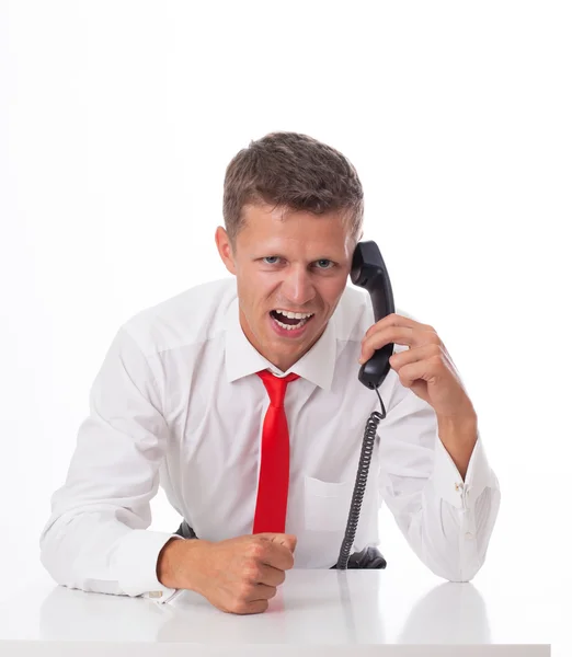 Homem de negócios irritado gritando ao telefone — Fotografia de Stock