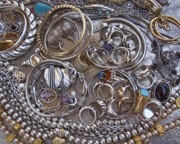 Variedad de joyas de oro y plata — Foto de Stock