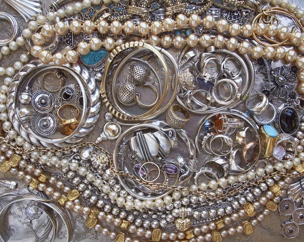 Varietà di gioielli in oro e argento — Foto Stock