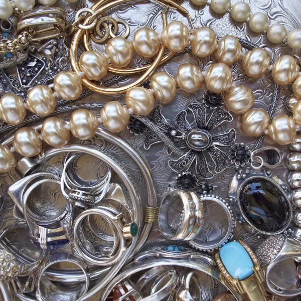 Řadu zlatých a stříbrných šperků — Stock fotografie